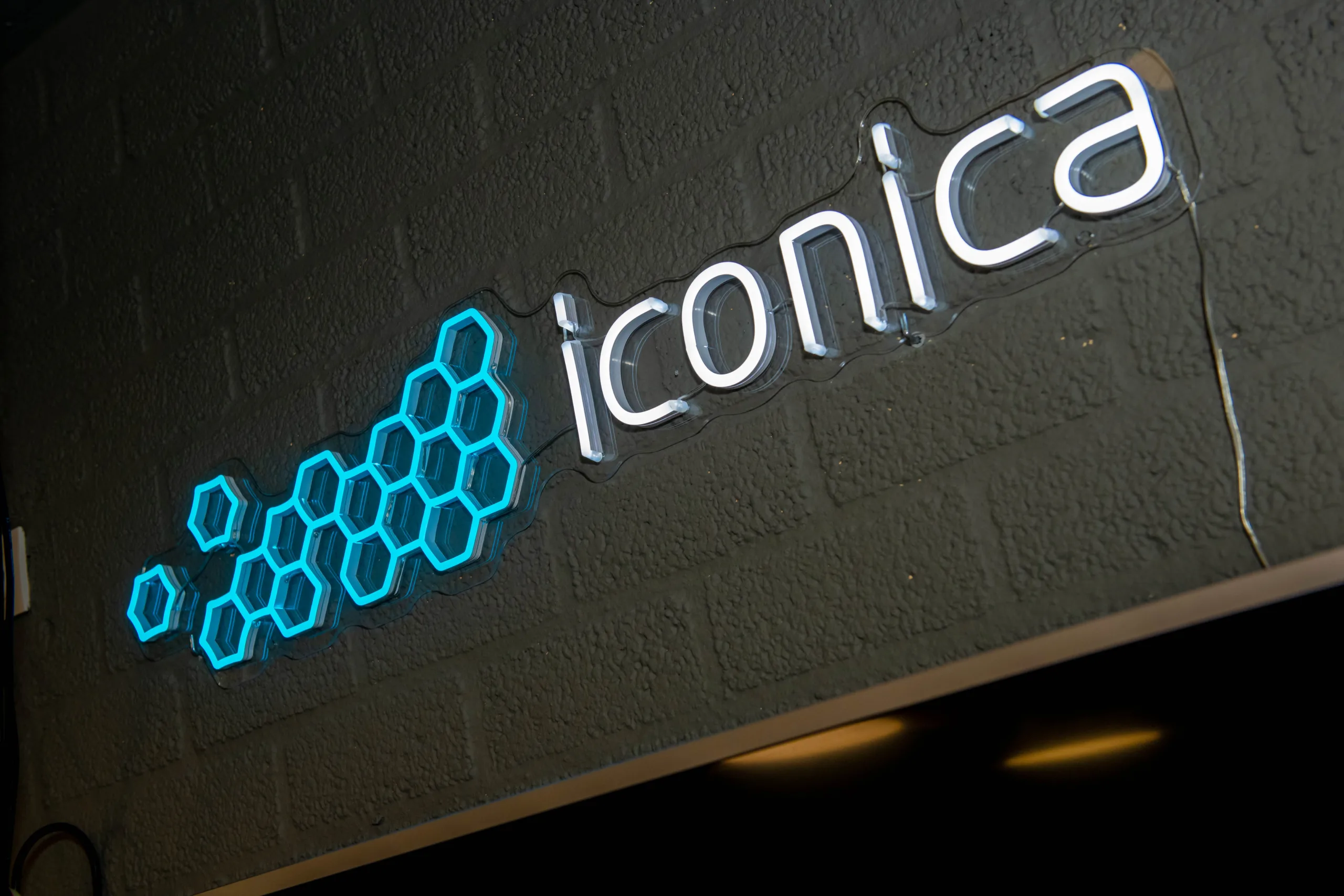 Review Iconica